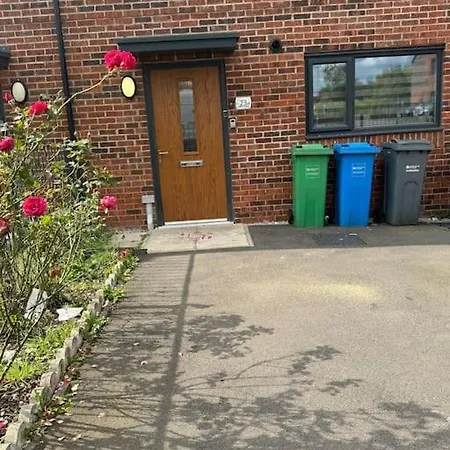 New Large Townhouse 3 Bedrooms 4 Beds And Parking *