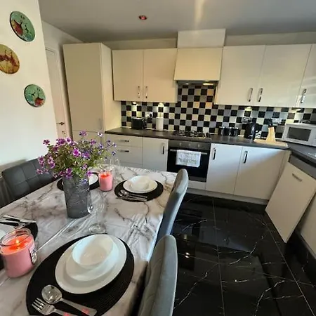 New Large Townhouse 3 Bedrooms 4 Beds And Parking Manchester