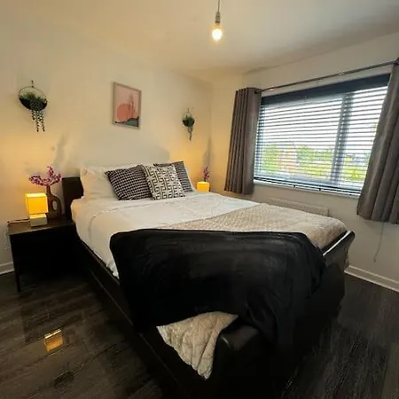 Holiday home New Large Townhouse 3 Bedrooms 4 Beds And Parking *