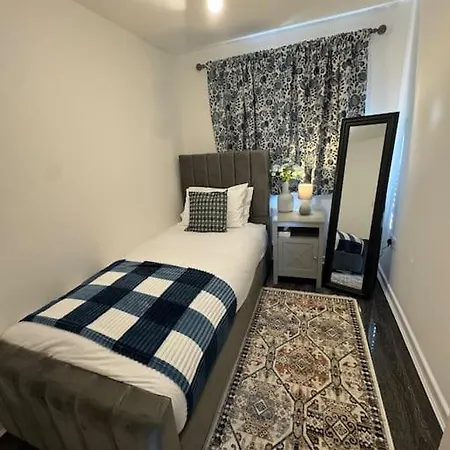 New Large Townhouse 3 Bedrooms 4 Beds And Parking