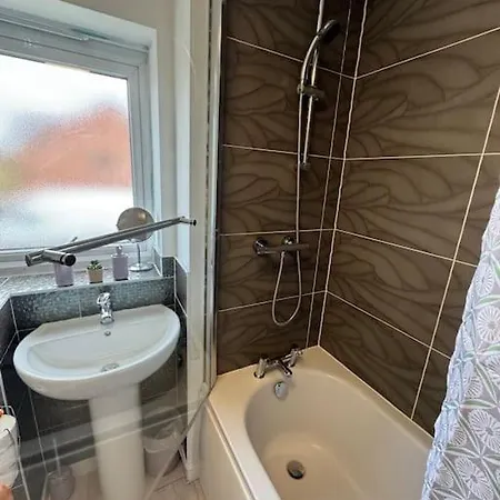 Holiday home New Large Townhouse 3 Bedrooms 4 Beds And Parking Manchester