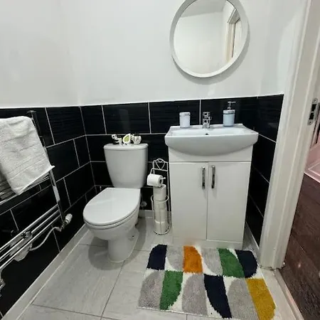 New Large Townhouse 3 Bedrooms 4 Beds And Parking Holiday home