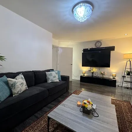 Holiday home New Large Townhouse 3 Bedrooms 4 Beds And Parking Manchester