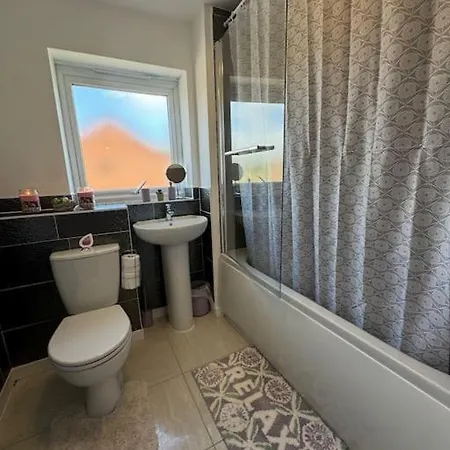 New Large Townhouse 3 Bedrooms 4 Beds And Parking *