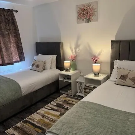 New Large Townhouse 3 Bedrooms 4 Beds And Parking Манчестер