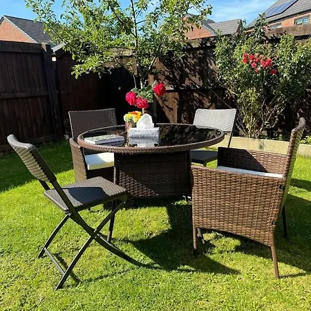 New Large Townhouse 3 Bedrooms 4 Beds And Parking * Manchester