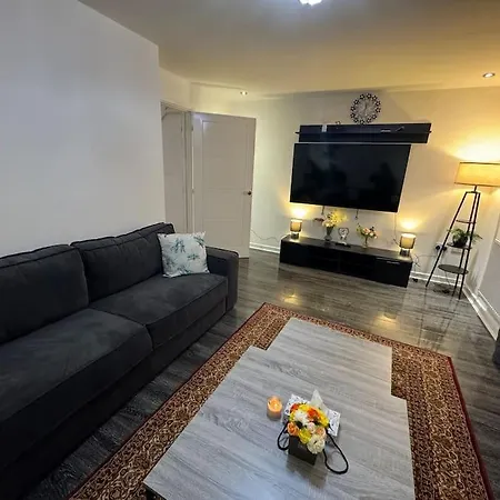 Holiday home New Large Townhouse 3 Bedrooms 4 Beds And Parking *