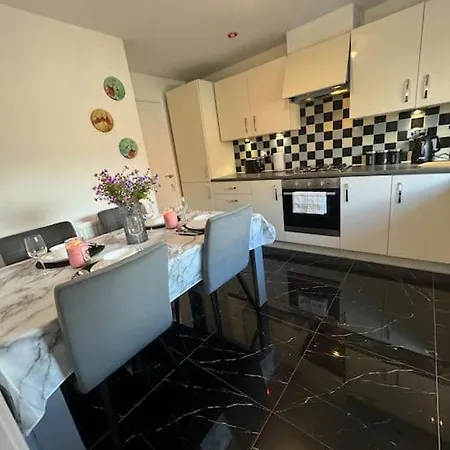 New Large Townhouse 3 Bedrooms 4 Beds And Parking Holiday home Manchester
