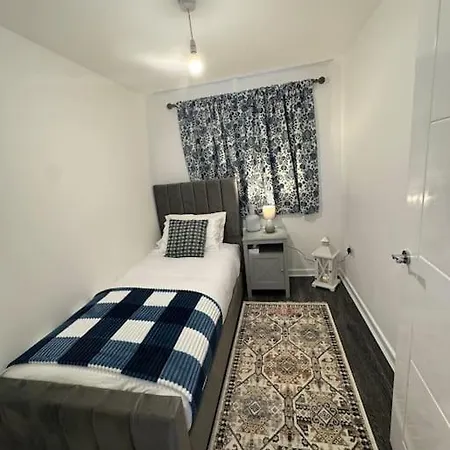 Holiday home New Large Townhouse 3 Bedrooms 4 Beds And Parking Manchester