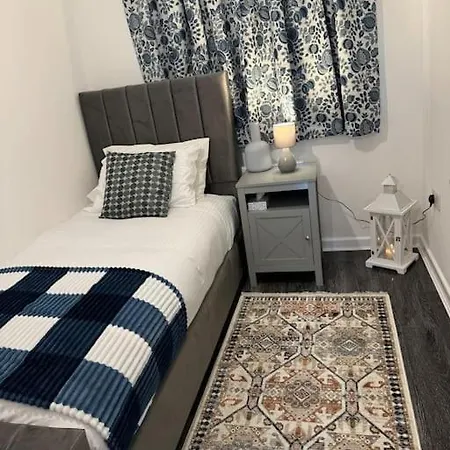 New Large Townhouse 3 Bedrooms 4 Beds And Parking *