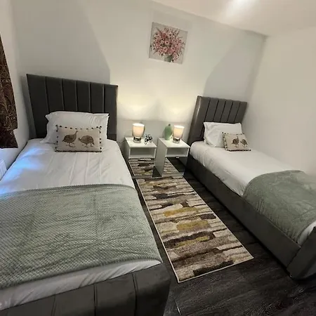 New Large Townhouse 3 Bedrooms 4 Beds And Parking Manchester