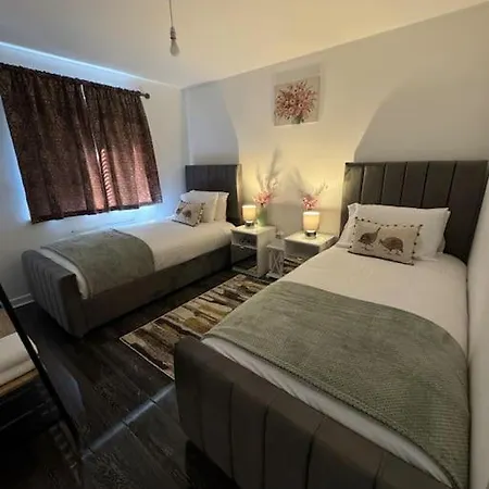New Large Townhouse 3 Bedrooms 4 Beds And Parking * Manchester