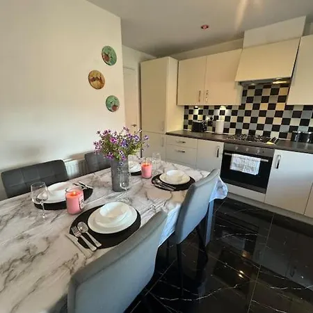 New Large Townhouse 3 Bedrooms 4 Beds And Parking Holiday home