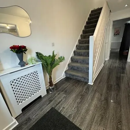 Holiday home New Large Townhouse 3 Bedrooms 4 Beds And Parking
