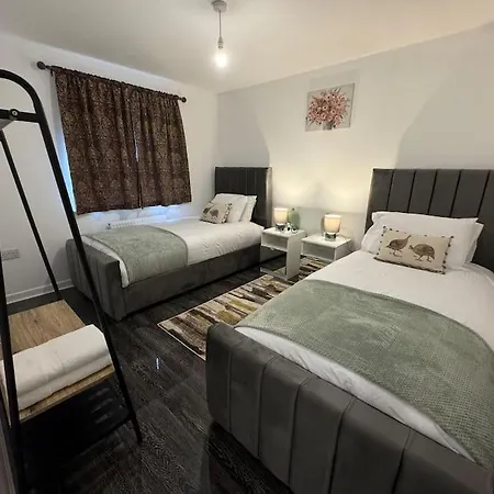 Holiday home New Large Townhouse 3 Bedrooms 4 Beds And Parking *