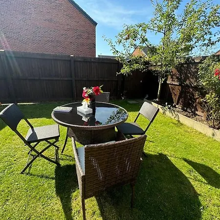 New Large Townhouse 3 Bedrooms 4 Beds And Parking Holiday home Manchester