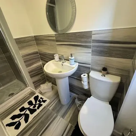 New Large Townhouse 3 Bedrooms 4 Beds And Parking Manchester