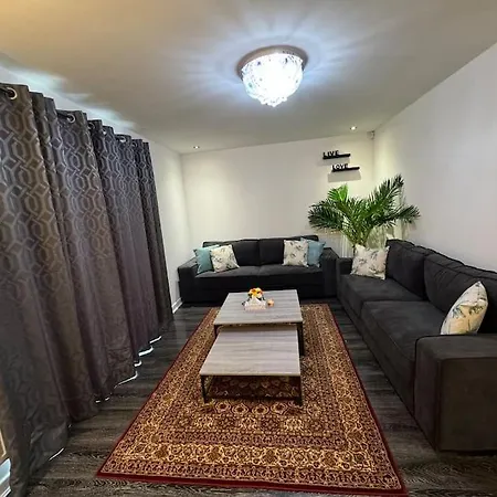 New Large Townhouse 3 Bedrooms 4 Beds And Parking * Manchester