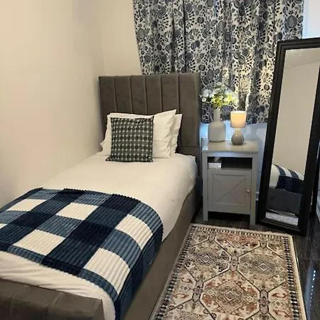 New Large Townhouse 3 Bedrooms 4 Beds And Parking Holiday home *