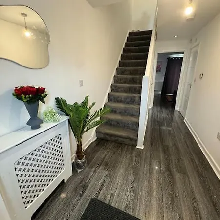 Holiday home New Large Townhouse 3 Bedrooms 4 Beds And Parking *
