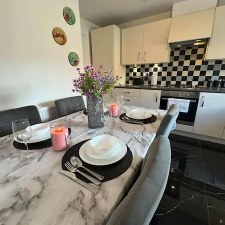 New Large Townhouse 3 Bedrooms 4 Beds And Parking *