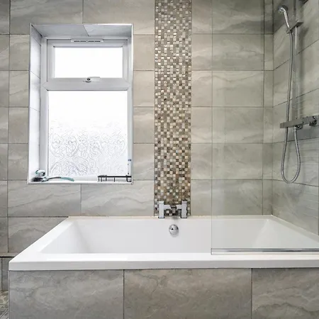 Spacious, Modern 3 Bed - Pool Table - Free Parking Apartment *
