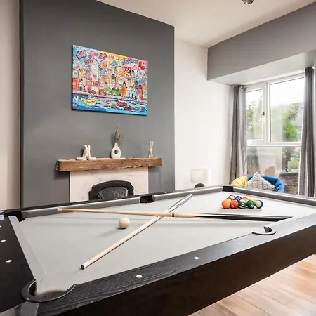 Apartment Spacious, Modern 3 Bed - Pool Table - Free Parking *