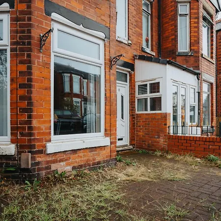 Spacious, Modern 3 Bed - Pool Table - Free Parking Apartament