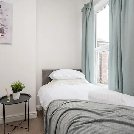 Apartment Spacious, Modern 3 Bed - Pool Table - Free Parking