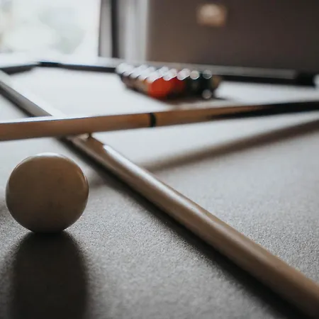 Spacious, Modern 3 Bed - Pool Table - Free Parking