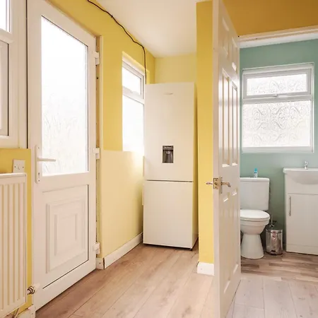 Spacious, Modern 3 Bed - Pool Table - Free Parking Apartment Manchester