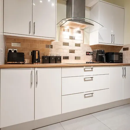 Spacious, Modern 3 Bed - Pool Table - Free Parking * Manchester