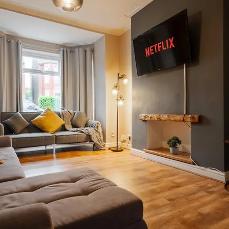 Spacious, Modern 3 Bed - Pool Table - Free Parking Apartment *