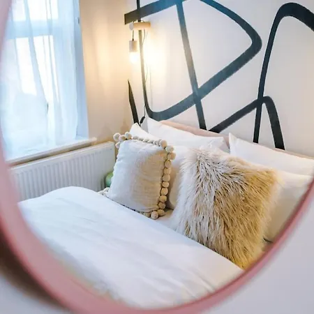 Modern 4-bedroom In Feriehus