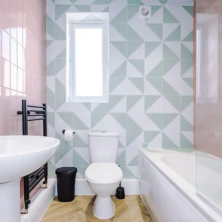 Modern 4-bedroom In Feriehus *