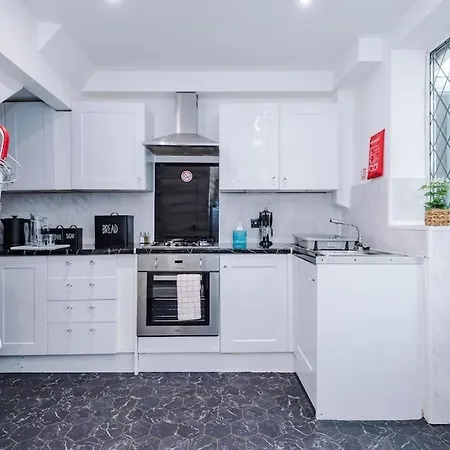 Stylish Home, Games Room, Sleeps 6, Large Driveway, Perfect For Groups * Manchester