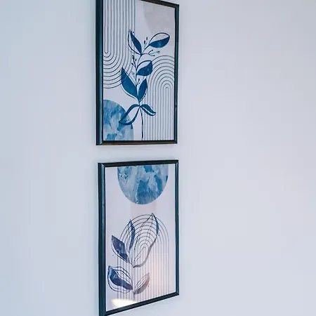 Stylish Home, Games Room, Sleeps 6, Large Driveway, Perfect For Groups Apartment *