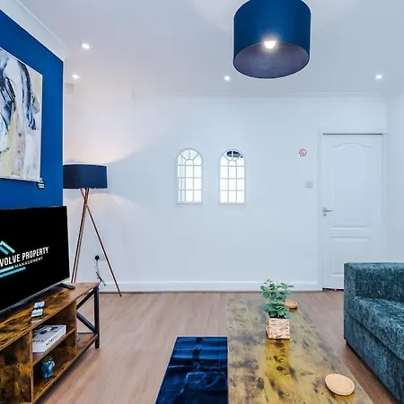 Apartment Stylish Home, Games Room, Sleeps 6, Large Driveway, Perfect For Groups Manchester