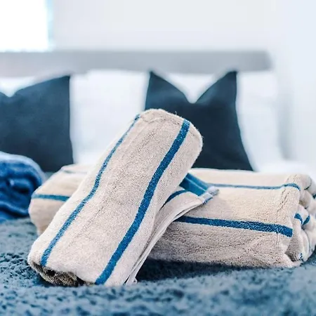 Stylish Home, Games Room, Sleeps 6, Large Driveway, Perfect For Groups *