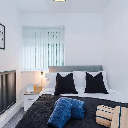 Apartment Stylish Home, Games Room, Sleeps 6, Large Driveway, Perfect For Groups