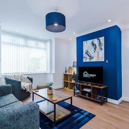 Stylish Home, Games Room, Sleeps 6, Large Driveway, Perfect For Groups *