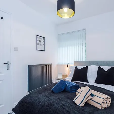 Stylish Home, Games Room, Sleeps 6, Large Driveway, Perfect For Groups Apartment