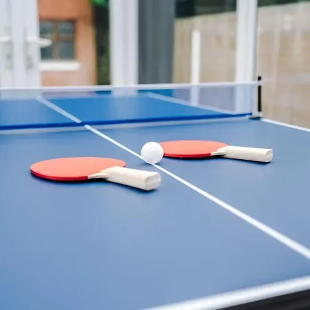 Apartment Stylish Home, Games Room, Sleeps 6, Large Driveway, Perfect For Groups *