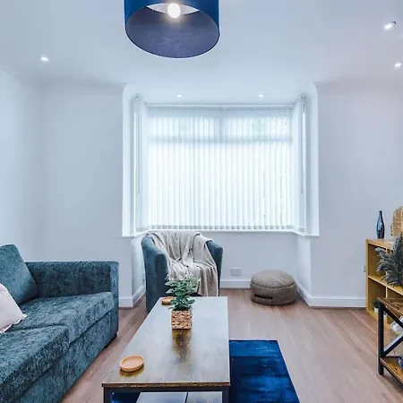 Stylish Home, Games Room, Sleeps 6, Large Driveway, Perfect For Groups Apartment