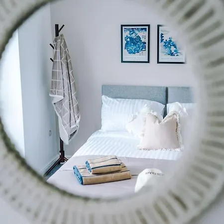Lägenhet Stylish Home, Games Room, Sleeps 6, Large Driveway, Perfect For Groups *
