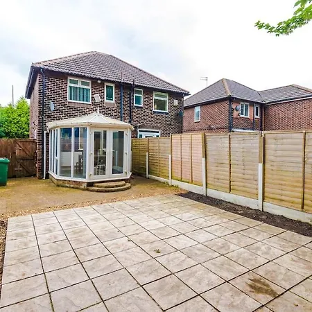 Apartment Stylish Home, Games Room, Sleeps 6, Large Driveway, Perfect For Groups *