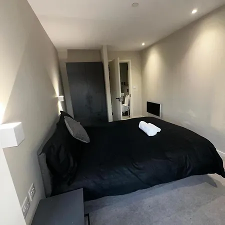 O M Luxurious * Manchester
