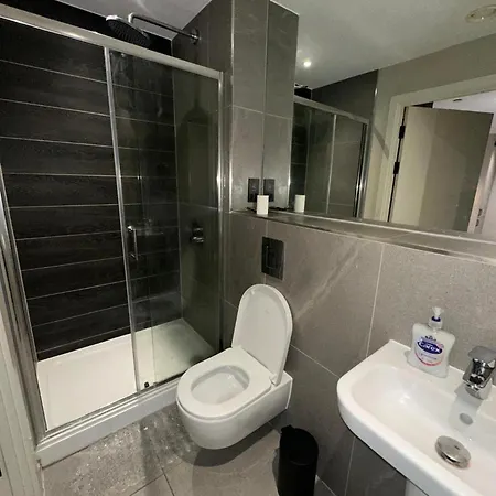 O M Luxurious * Manchester