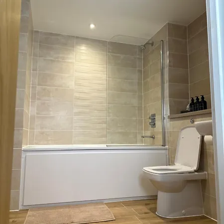 Luxury 2-bed High-rise In With Parking Apartment *