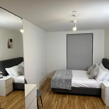 Luxury 2-bed High-rise In With Parking Apartment Manchester